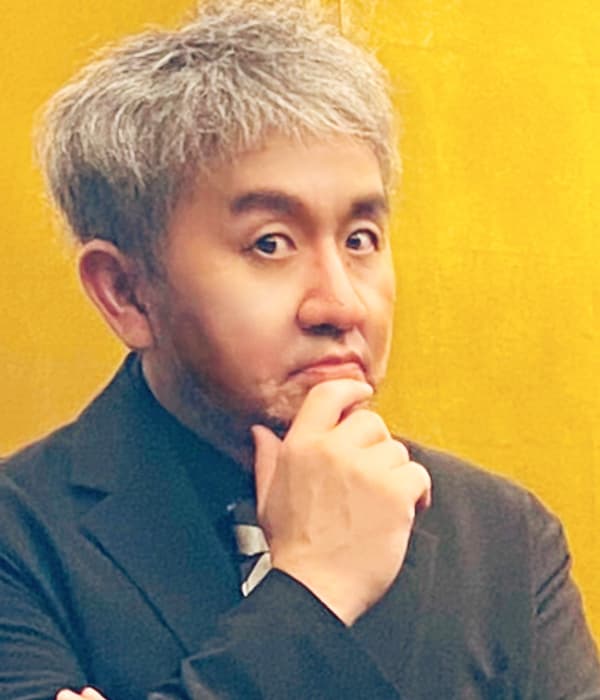 作曲・編曲 鎌田雅人 KAMATA MASATO 茨城県ひたちなか市出身。1998年メジャーデビュー。2000年、hitomiに提供した「LOVE 2000」で日本レコード大賞優秀作品作曲賞受賞。近年のミュージカル作曲作品に「暁のヨナ」「NeoDoll」「無人島に生きる十六人」「薔薇王の葬列」「ぼくと14人のボクの夏休み」、劇団ミュ「Liebe」「추락 -墜落-」「初恋」「ジャンヌダルク」などがある。音楽監督キーボーディストとして浦井健治、甲斐翔真、岡田浩暉のコンサートや、吉本芸人による即興SHOW「THE EMPTY STAGE」を担当。最近は、浜田雅功、島津亜矢、飛龍つかさに作曲作品を提供している。日本音楽著作権協会正会員。