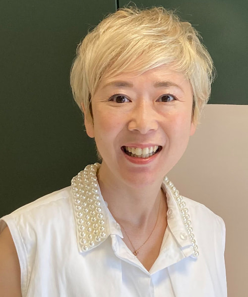 舞台『桜舞し、若葉の芽吹くころ』 脚本・作詞・プロデュース 門脇幸 SACHI KADOWAKI 高知県出身。14歳でミュージカル「アニー」ジュリー役で初舞台を踏む。フリー活動後、劇団四季に所属。退団後は地元でエンタメスクールを開校し、後進指導や舞台・映画制作に関わる。2021年、ルーラル・アーティスツ株式会社を設立し、舞台プロデュースやアーティストマネジメントを手掛ける。主なプロデュース作品は、舞台「歌って走って笑って踊ってキャラバンバン」、子ども舞台劇「ぼくと14人のボクの夏休み」、浅草ファンタジカル舞台「紅散鬼」「鬼哭の島、桃の花」、など。現在はNHK連続テレビ小説「あんぱん」にて歌唱指導を担当している。