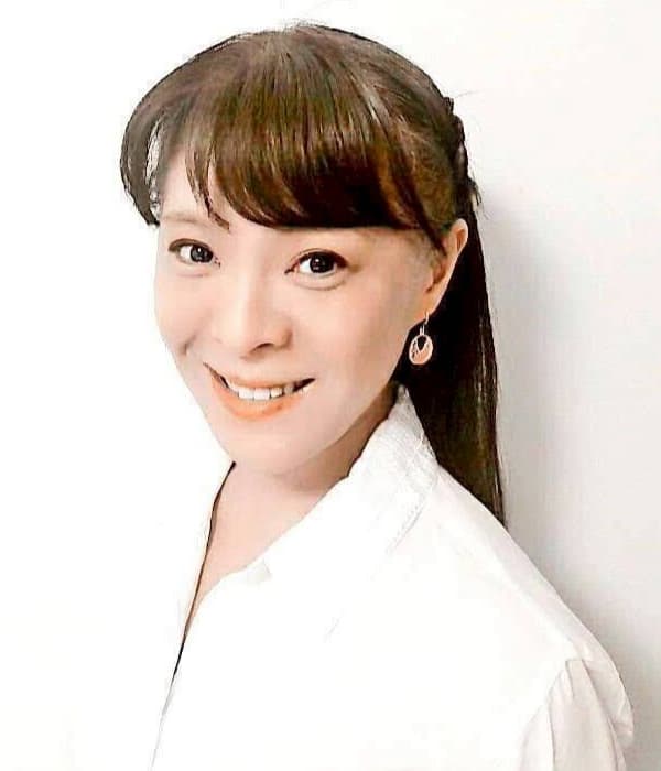 舞台『桜舞し、若葉の芽吹くころ』 振付監修(演出助手) 尾藤江里子 ERIKO BITO 幼少より舞踊家である母の元でバレエ,タップダンス,フラメンコ等を学びながら舞台,TV番組に出演。14歳より中野ブラザーズの元で本格的にタップダンスを学び始め、ミュージカル「アニー」「ピーターパン」「サウンドオブミュージック」他 東宝ミュージカル、東京2大テーマパークダンサー、雑誌CMモデル等、幅広く活躍。 現在はタップダンス講師,振付他 舞台,CM等のステージングも手掛ける。 また歌手「尾藤イサオ」の姪でもあり数多く共演する。 中野ブラザーズタップダンス連盟所属