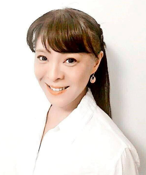 舞台『桜舞し、若葉の芽吹くころ』 振付監修(演出助手):尾藤江里子 幼少より舞踊家である母の元でバレエ,タップダンス,フラメンコ等を学びながら舞台,TV番組に出演 14歳より中野ブラザーズの元で本格的にタップダンスを学び始め ミュージカル「アニー」「ピーターパン」「サウンドオブミュージック」他 東宝ミュージカル, 東京2大テーマパークダンサー,雑誌CMモデル等 幅広く活躍 現在はタップダンス講師,振付他 舞台,CM等のステージングも手掛ける また歌手「尾藤イサオ」の姪でもあり数多く共演する 中野ブラザーズタップダンス連盟所属