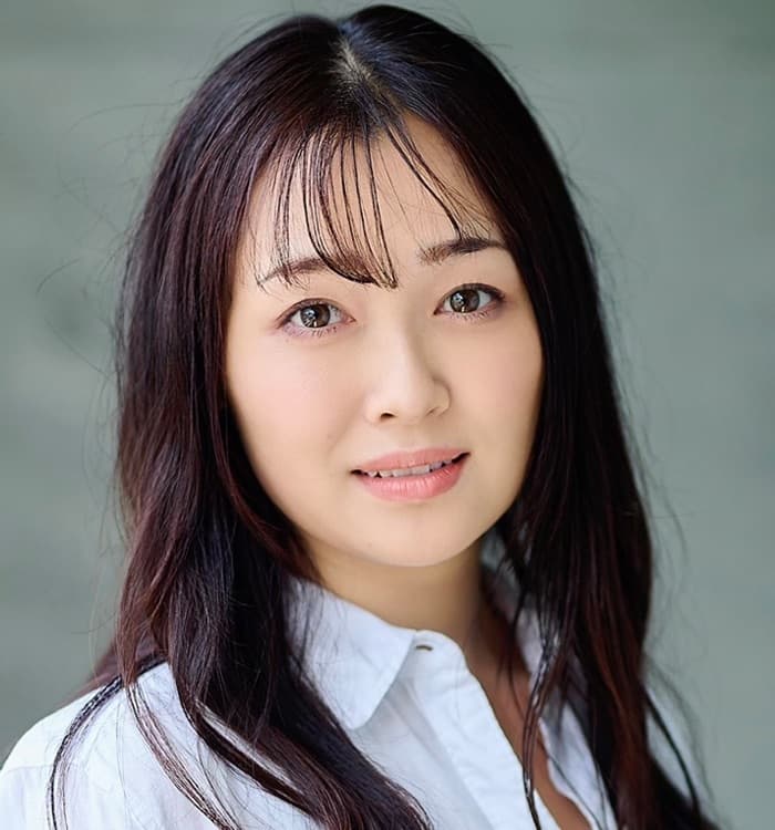 舞台『桜舞し、若葉の芽吹くころ』 雅の方様 宮原理子 RIKO MIYAHARA 1992年1月6日東京都生まれ 主な出演歴 LEGEND STAGE PRODUCE『ダッドシューズ』シリーズ(2023,2025)、舞台『まわれ!無敵のマーダーケース 2023』(2023)、 『フラガール2023』(2023)、 舞台『コンペティションライブ2024』(2024)、ROCK OPERA『First Anthem』(2024)、『アインザッツ!! 〜約束のクリスマス〜』(2024)など。また、2025年7月舞台『日本三国』への出演が決まっている。