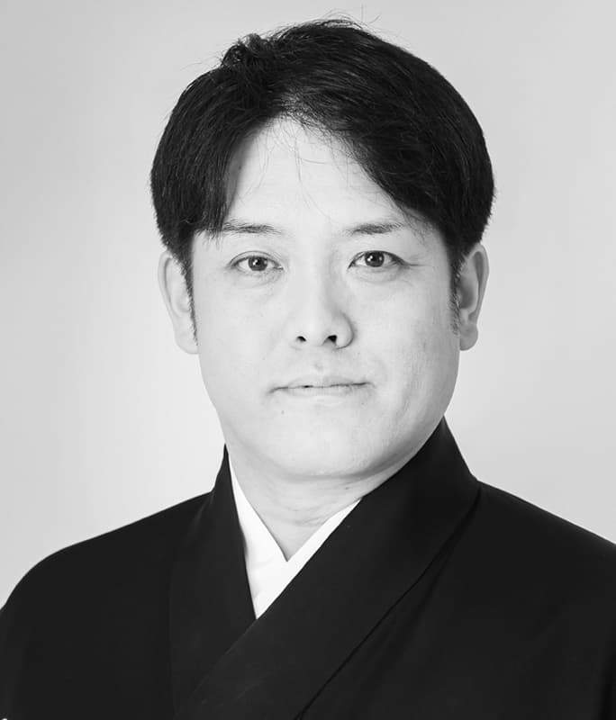 舞台『桜舞し、若葉の芽吹くころ』 日舞振付・所作監修 藤間貴雅 TAKAMASA FUJIMA 日本舞踊家。東急Bunkamuraシアターコクーンアクターズスタジオ講師。2002年から所作指導の活動開始。故蜷川幸雄氏演出作品、宝塚歌劇、東急文化村プロデュース作品、NHK大河ドラマ、朝ドラの振付所作指導などを担当。今年はNHK連続テレビ小説「あんぱん」、MANKAI STAGE『A3!』ACT3!2025の振付/所作指導を担当。2016年から国内外問わず日本文化の素晴らしさをアプローチしていくNPO法人ハーモニーオブジャパンを設立。各国大使館招聘や国際交流基金支援公演など7カ国50カ所を訪問。2017年5月には、文化庁国際芸術交流支援事業の支援でリトアニア日本文化公演を実施している。